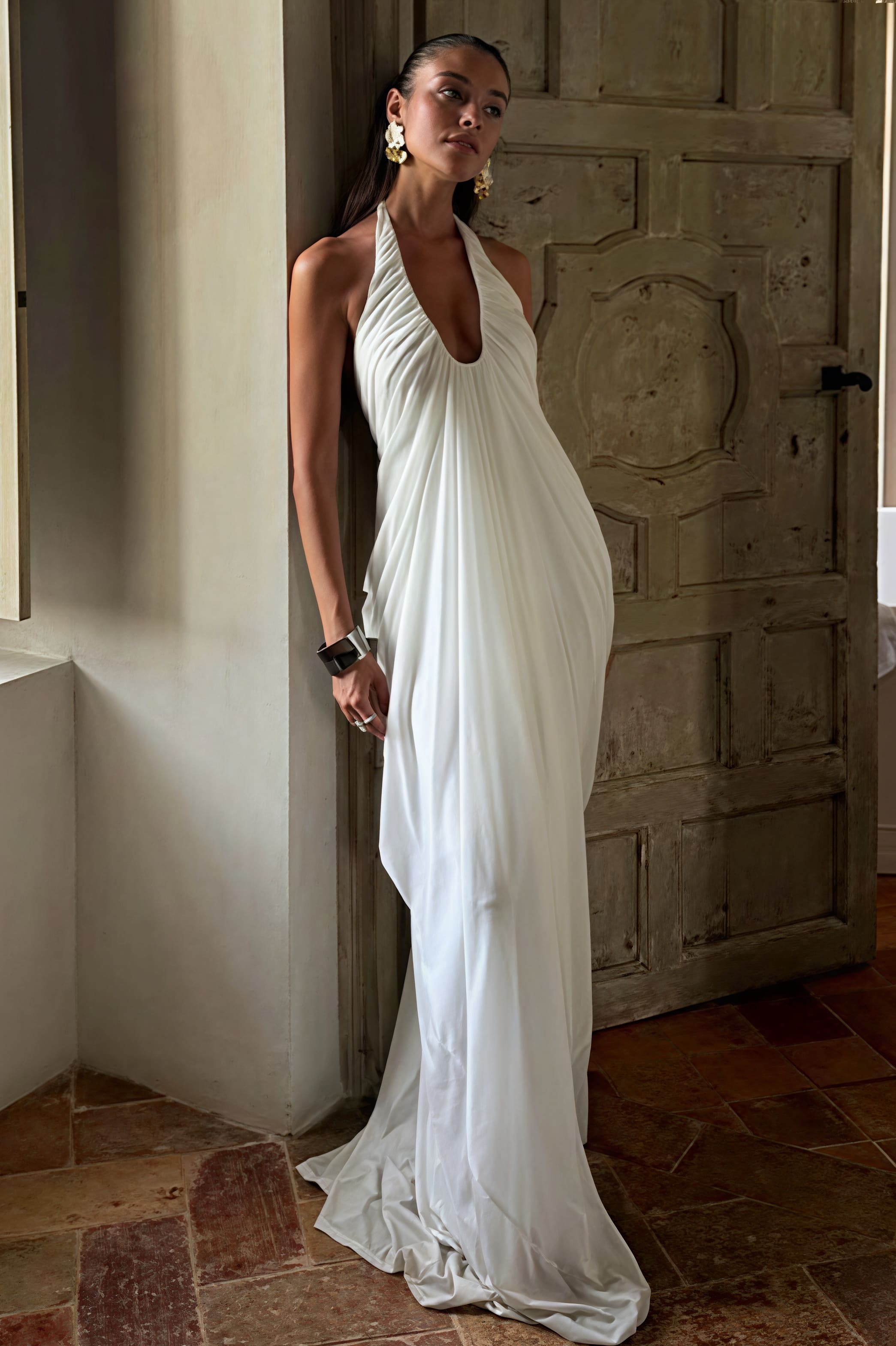 Locker sitzendes Maxikleid mit V-Ausschnitt, Rüschen und Neckholder aus Tüll