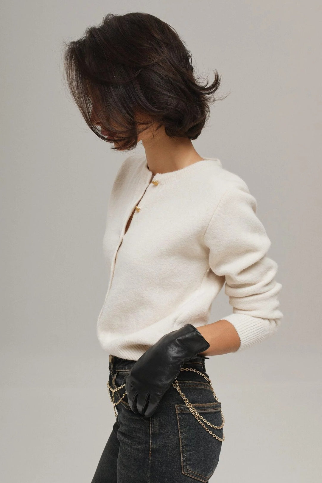 Cardigan à col rond minimaliste en maille avec boucle dorée