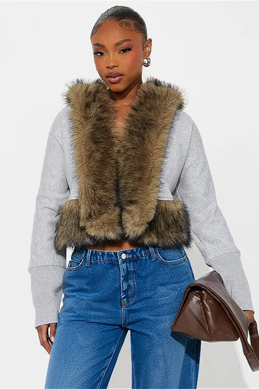 Sudadera corta suelta con capucha y borde de piel gruesa en piezas