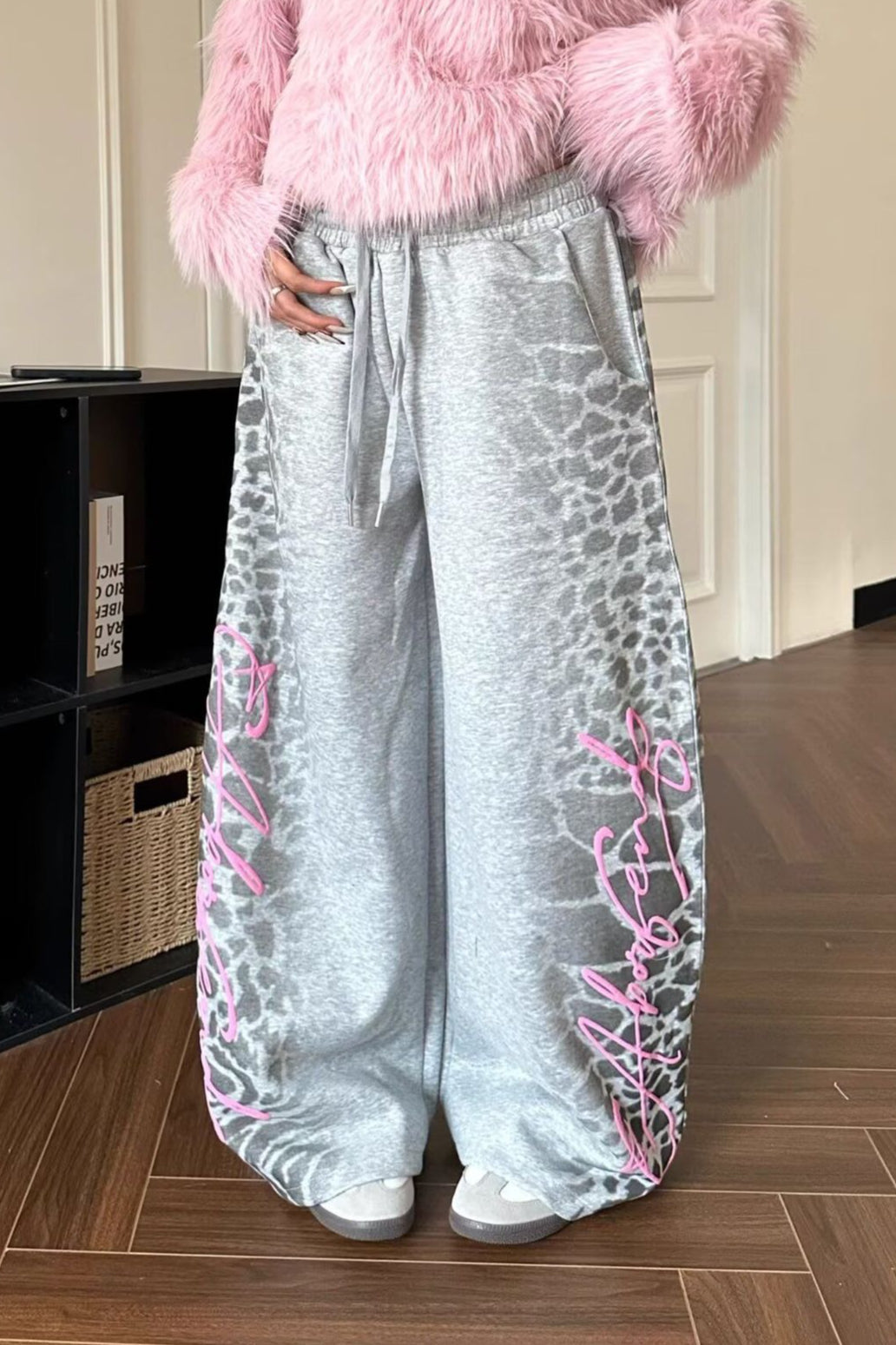 Pantaloni larghi ricamati con lettere e motivo leopardato retrò