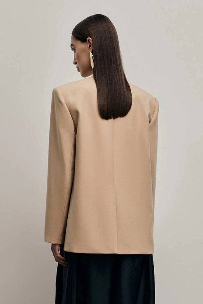 Pevně střižené jednorušné sako s běžným střihem ramen