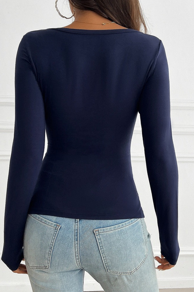 Camiseta de manga larga con escote en V y detalle de botones y encaje