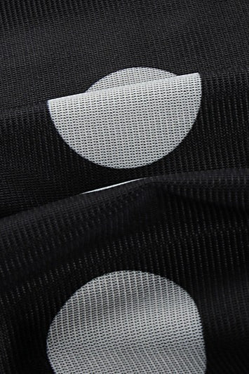 Maxikleid mit eng anliegendem Schnitt und trägerlosem Tupfenmuster