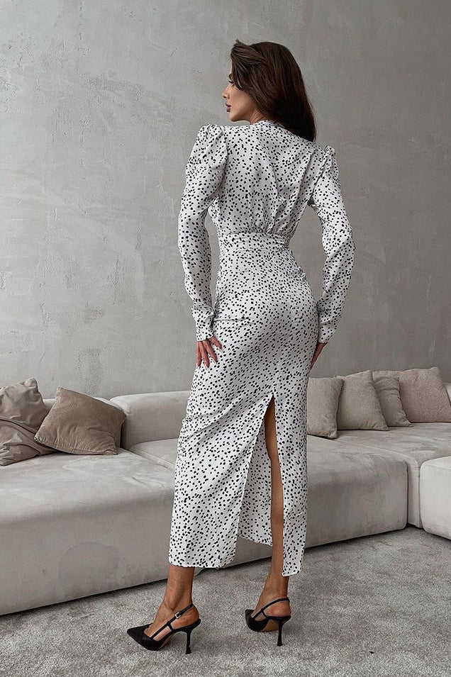 Robe longue à pois et fleurs avec col en V et manches bouffantes