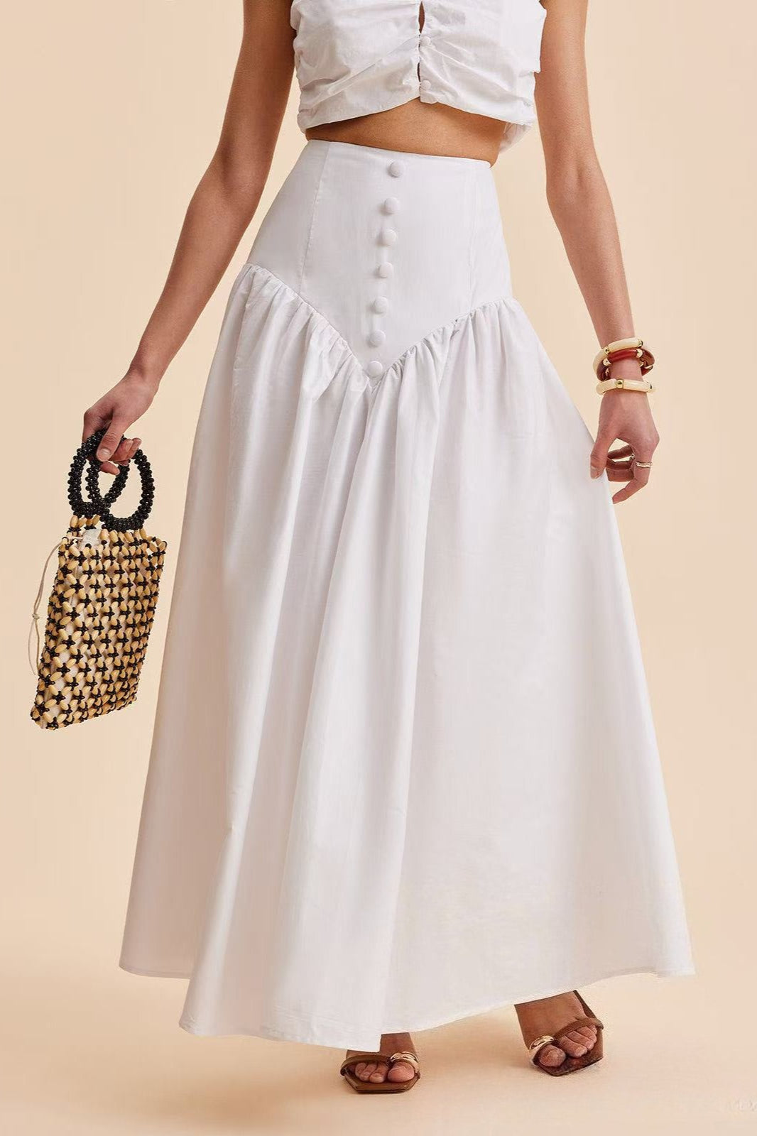Stylská bílá maxi sukně s vysokým pasem a knoflíkovou záplatou