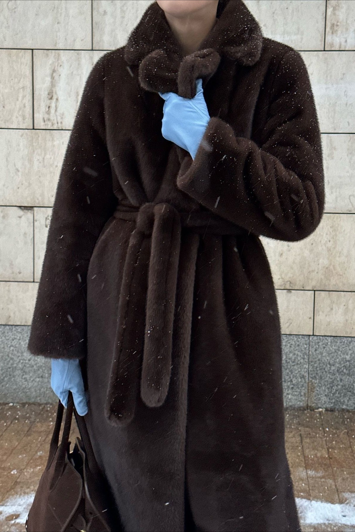 Abrigo largo acolchado con cinturón y piel sintética