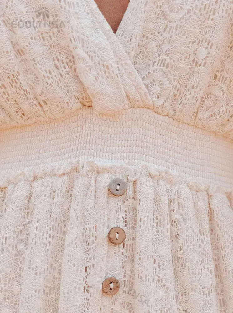 Spitzenkleid mit V-Ausschnitt, Rüschen und kurzem Boho-Stil