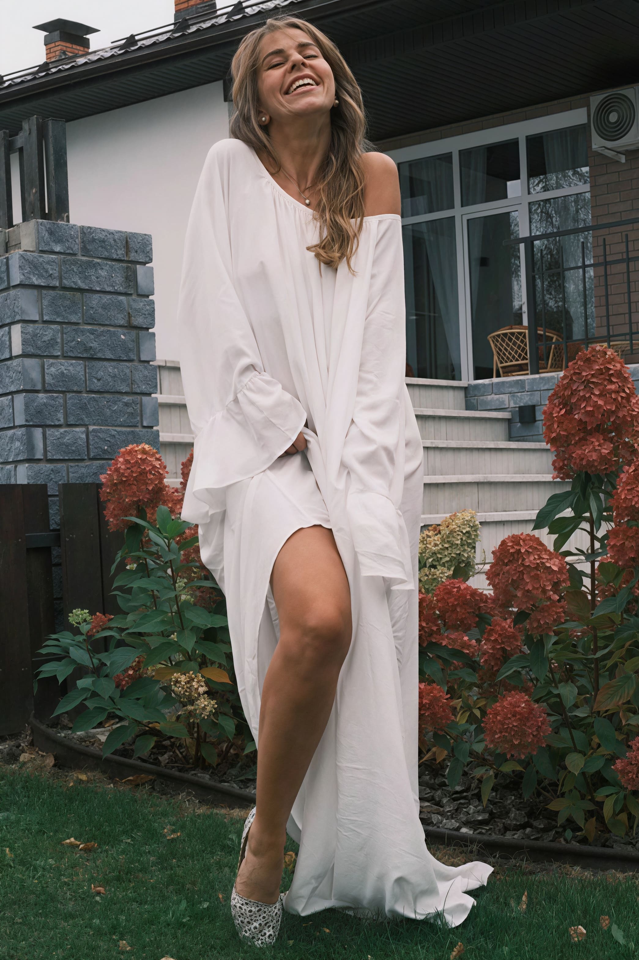 Abito lungo svasato morbido con orlo ampio e cadente