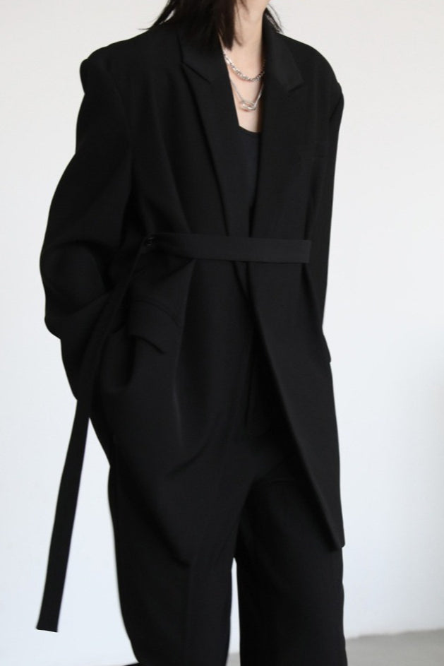 Blazer con detalle de hombros y cinturón