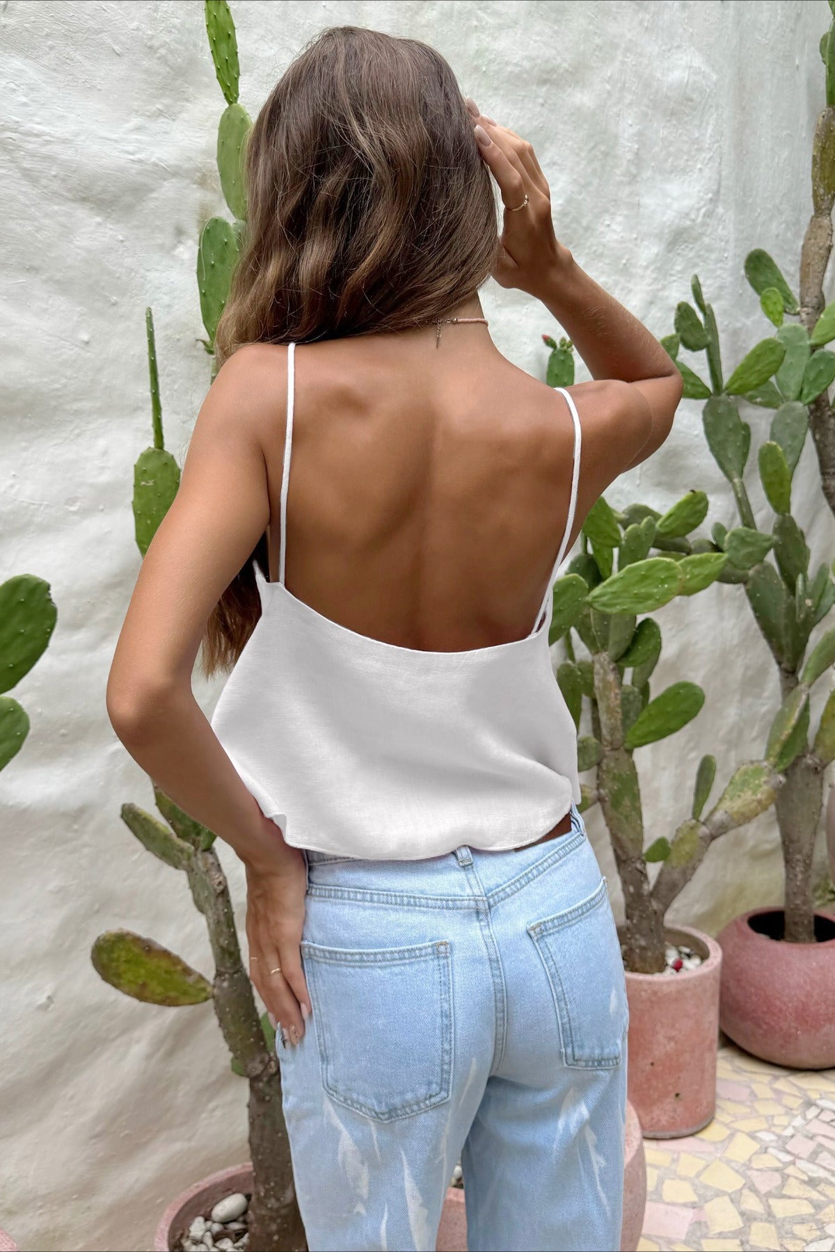 Pevný ležérní krátký top s trojúhelníkovým výstřihem, módní tílko