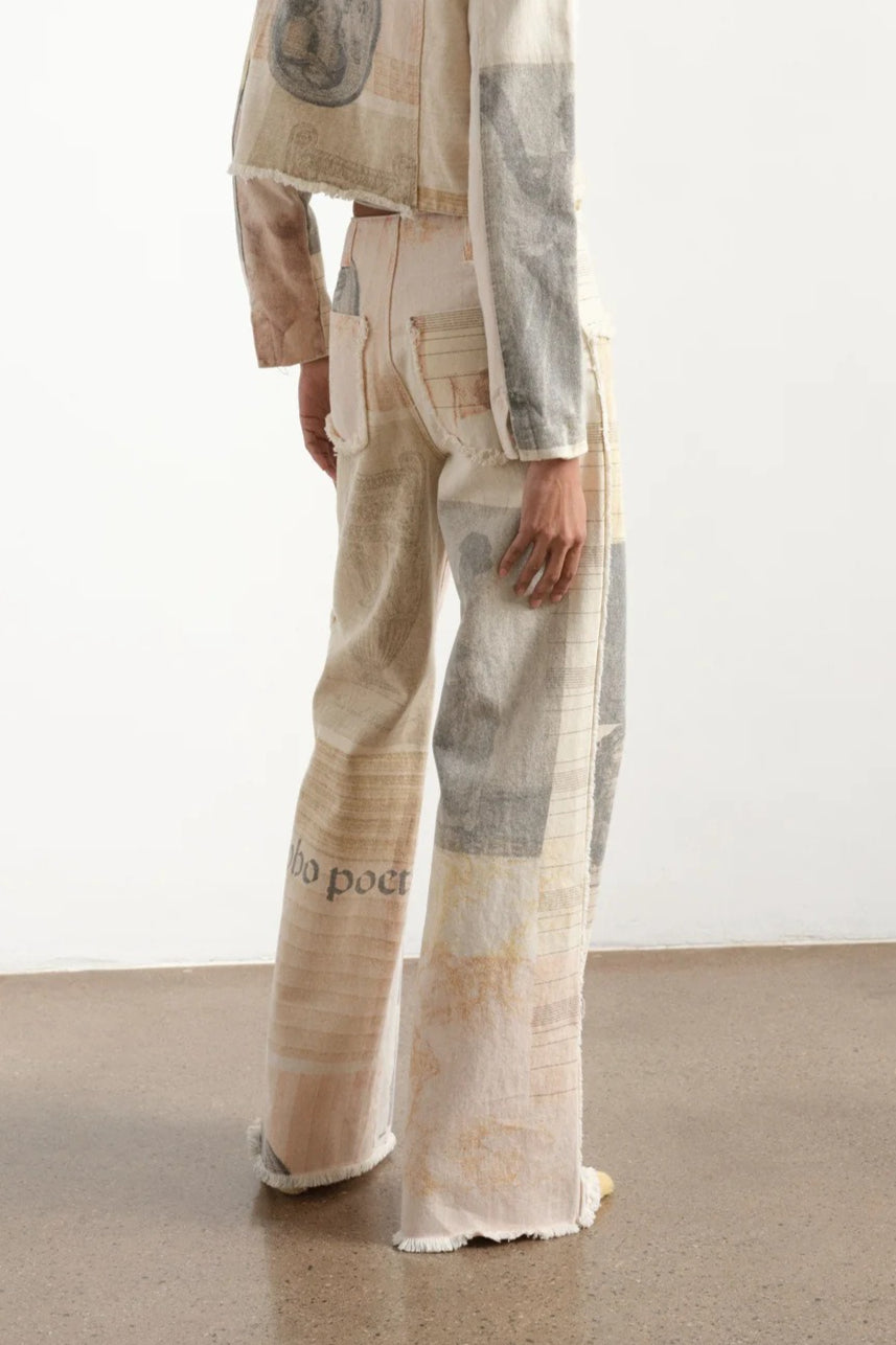 Jeans Vintage com Estampa de Jornal e Perna Reta