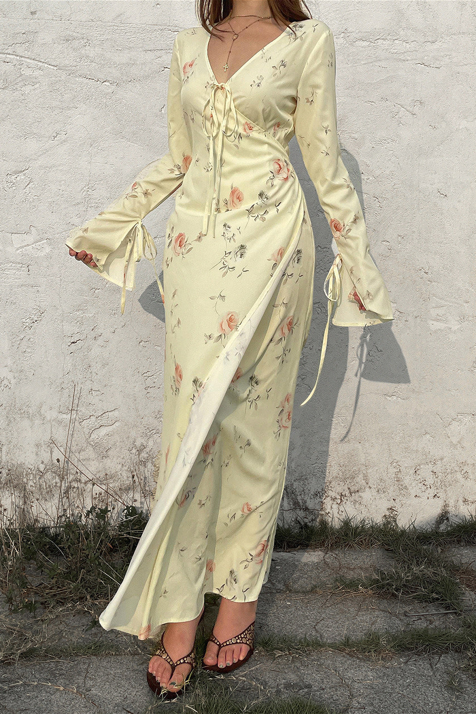 Vestido largo ajustado floral con escote en V dulce, mangas acampanadas y lazo envolvente