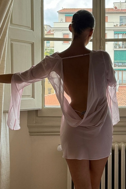 Průsvitné mini šaty s odhalenými zády a volným límcem
