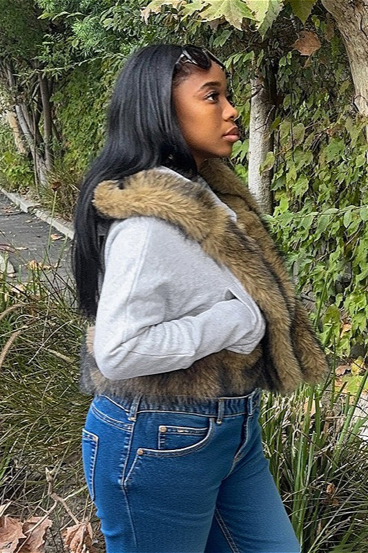 Kurzer weiter Kapuzenpullover mit dickem, gefälteltem Pelzbesatz