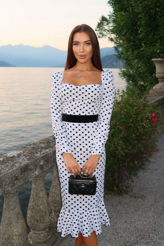 Abito lungo elegante a pois con orlo a sirena