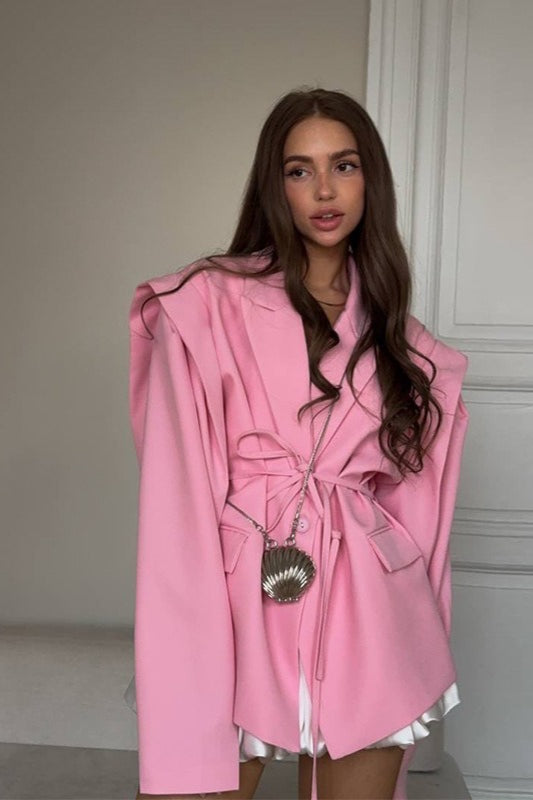 Blazer con hombreras y cinturón en escote en V