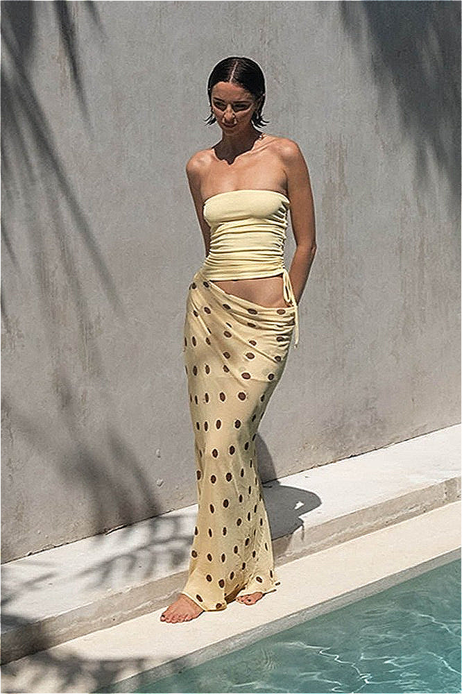 Abito lungo aderente senza spalline a pois