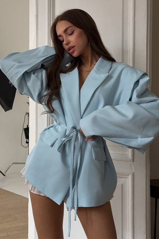 Blazer con hombreras y cinturón en escote en V