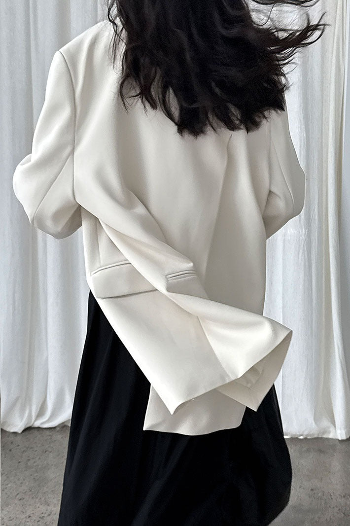 Blejzr s rozparkem vzadu, volnější střih