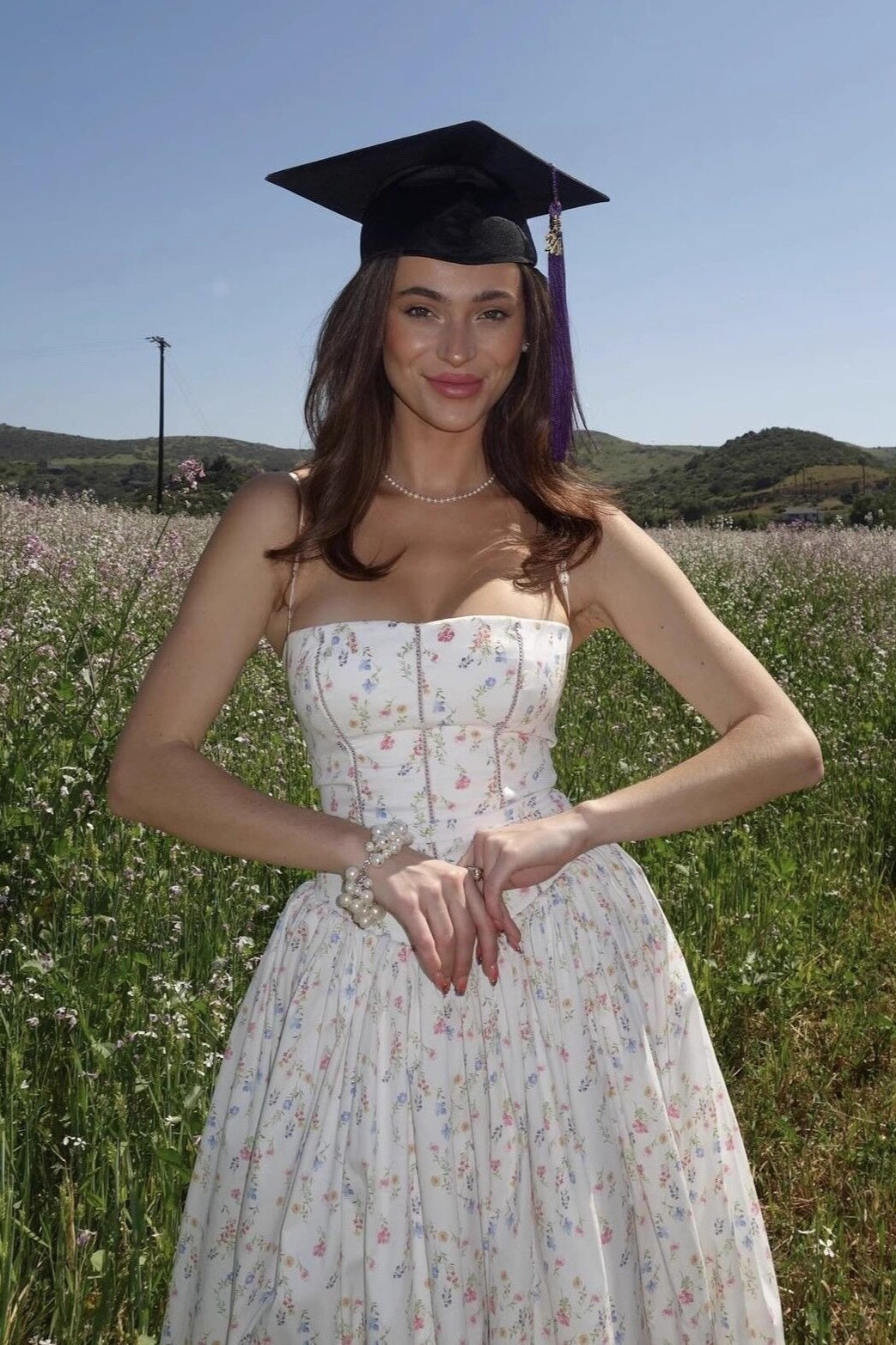 Abito lungo a vita alta con spalline sottili e orlo ampio arricciato a fiori