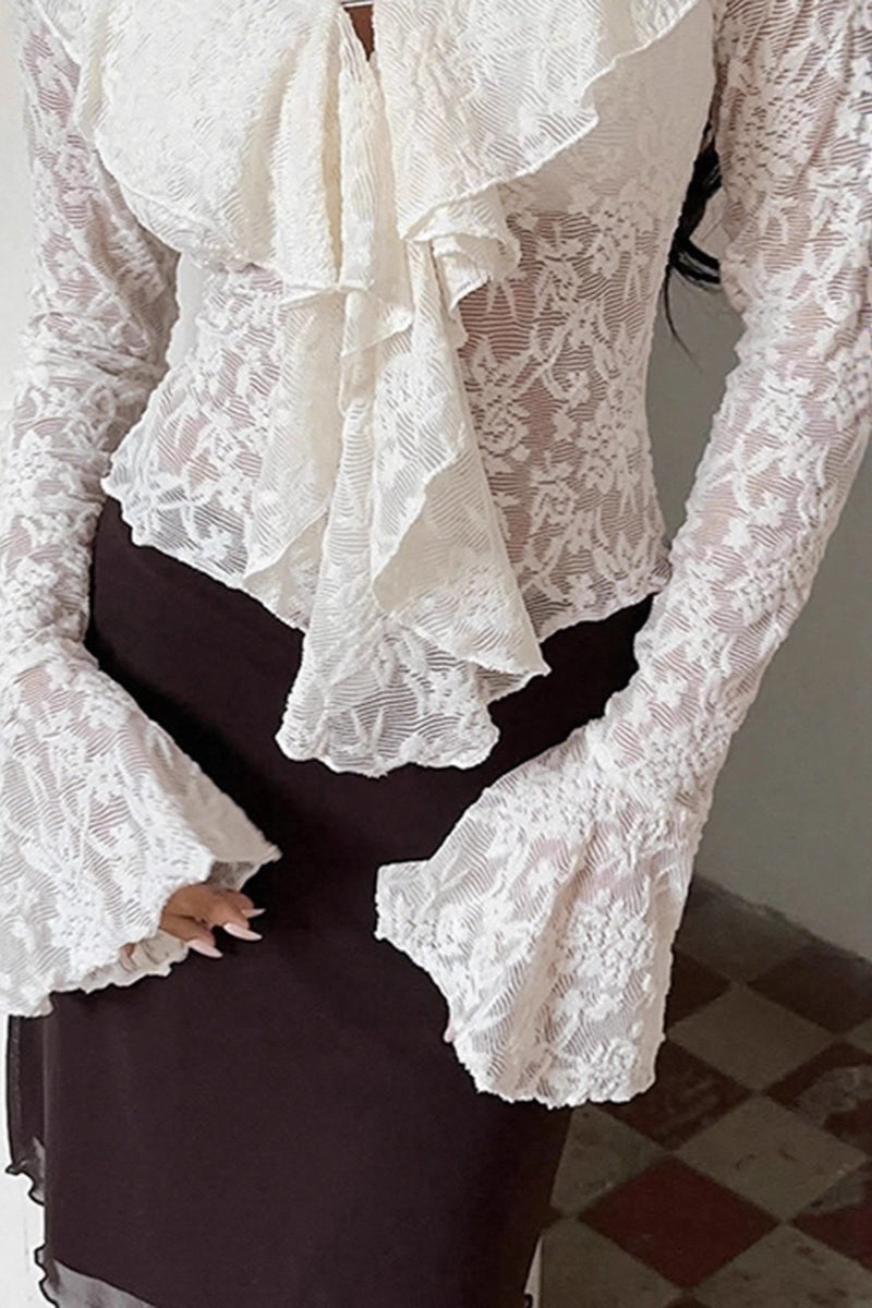 Blusa com Manga Flare de Renda Branca e Design Chic