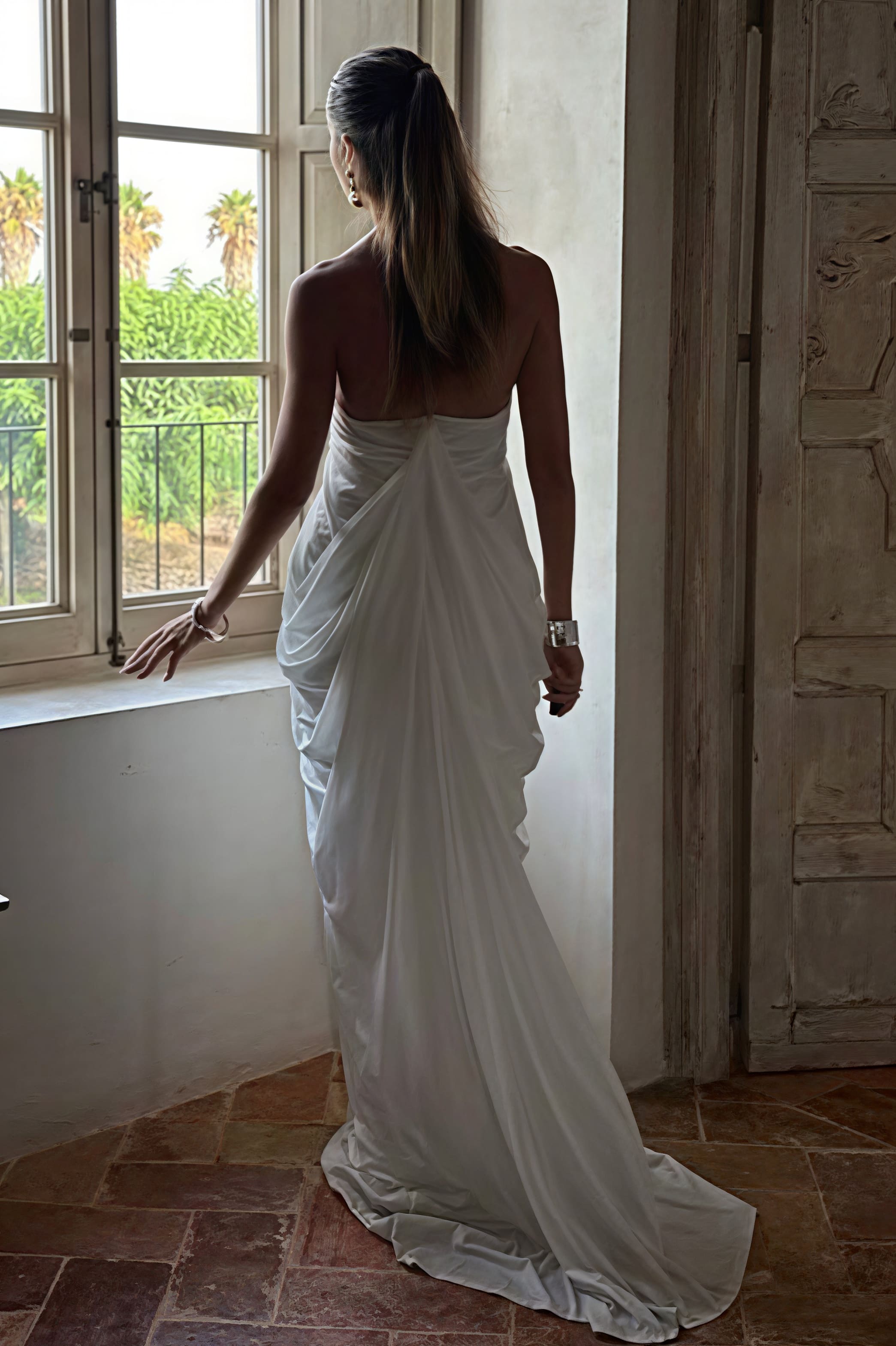 Locker sitzendes Maxikleid mit V-Ausschnitt, Rüschen und Neckholder aus Tüll