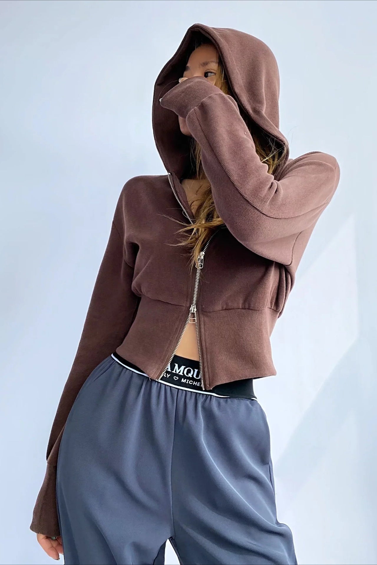 Sweat à capuche court mince à double fermeture éclair solide