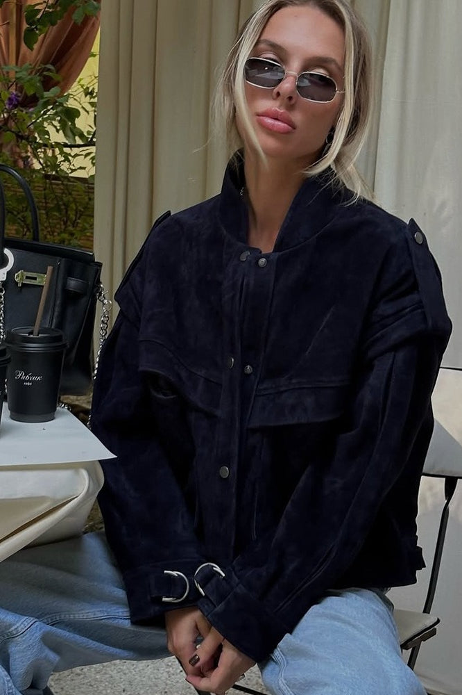 Bunda s kapsou z broušené kůže a širokými rameny