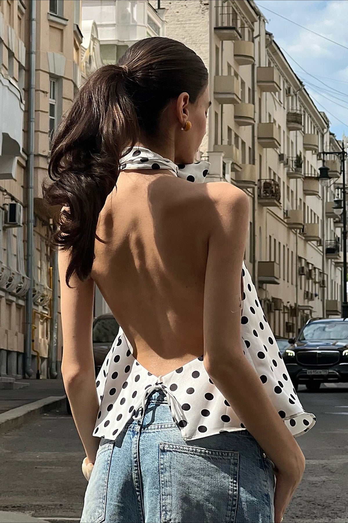 Haut court en satin à pois avec nœud papillon et dos nu