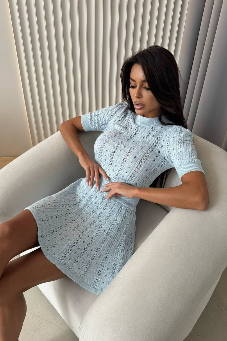 Leichtes gestricktes einfarbiges Rundhals-Oberteil mit Ausschnitt und Rock-Set