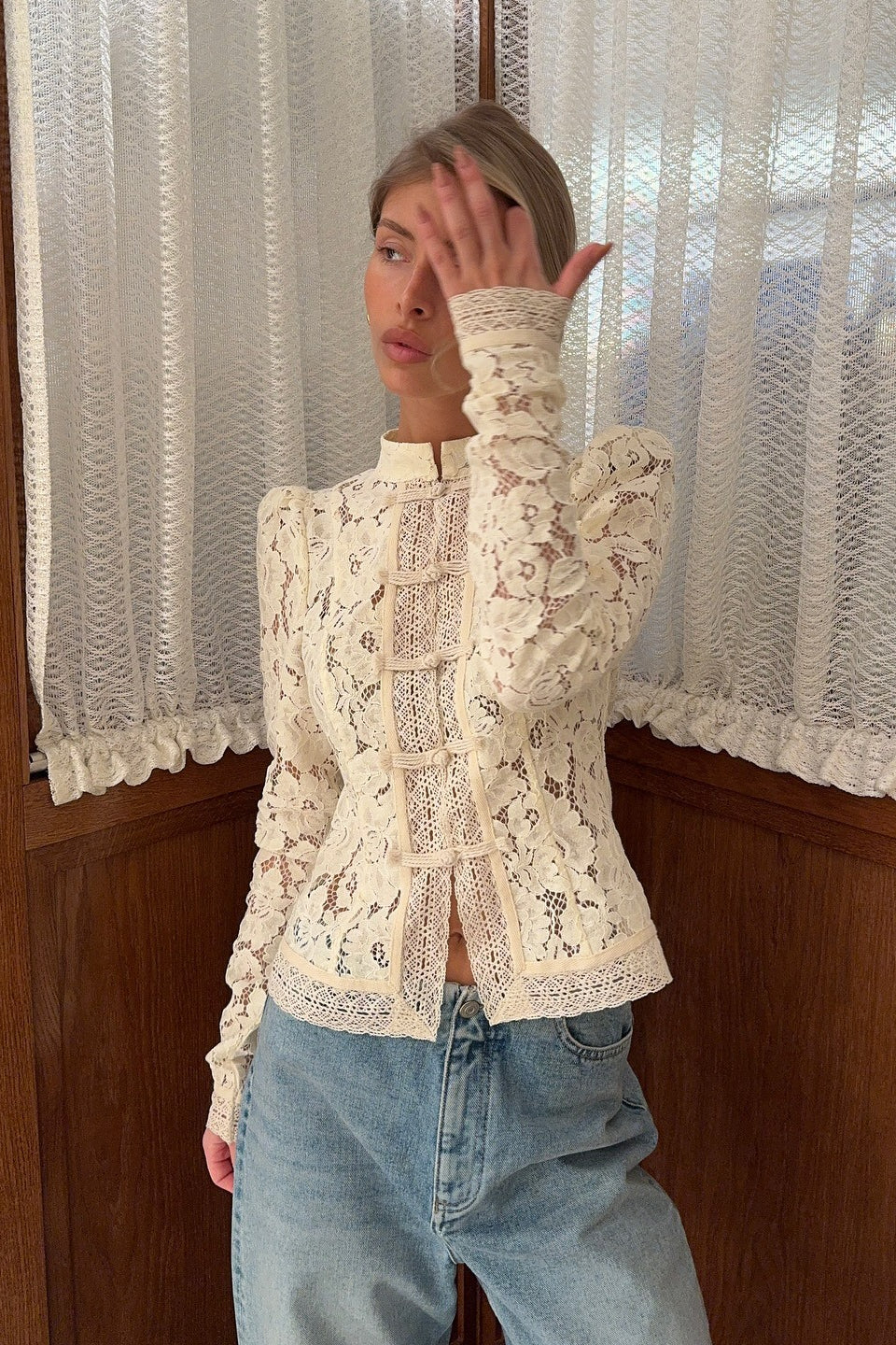 Blouse ancienne en dentelle à boutons