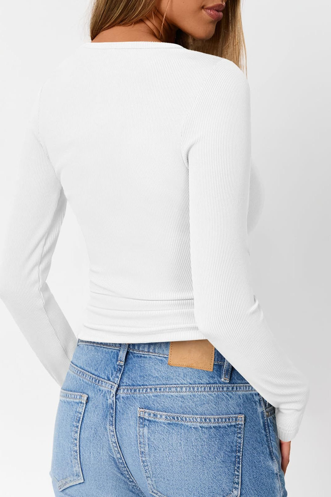 Enganliegendes Strickoberteil mit Knopfdetail