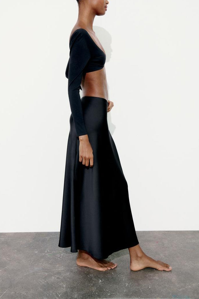 Schlanker hoher Taillenrock aus Satin mit geradem Schnitt in Midi-Länge