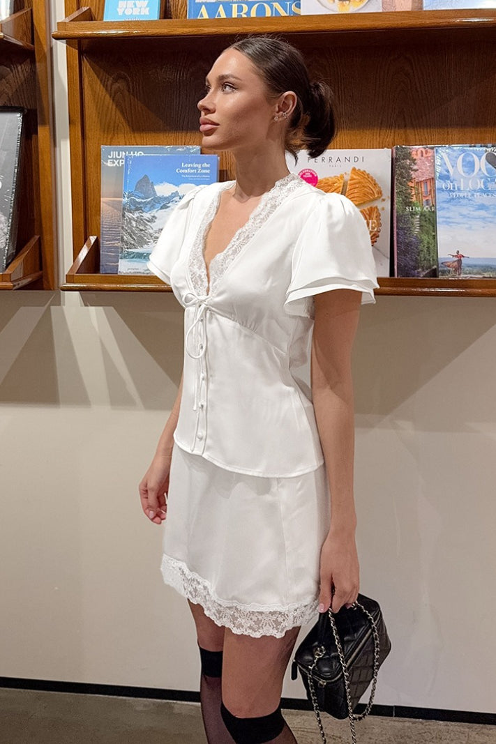 Ensemble jupe à nouer à la taille en dentelle satinée effet soie avec décolleté en V