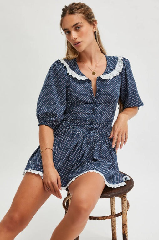 Retro minišaty s puntíky, límečkem Peter Pan a nabíranými rukávy