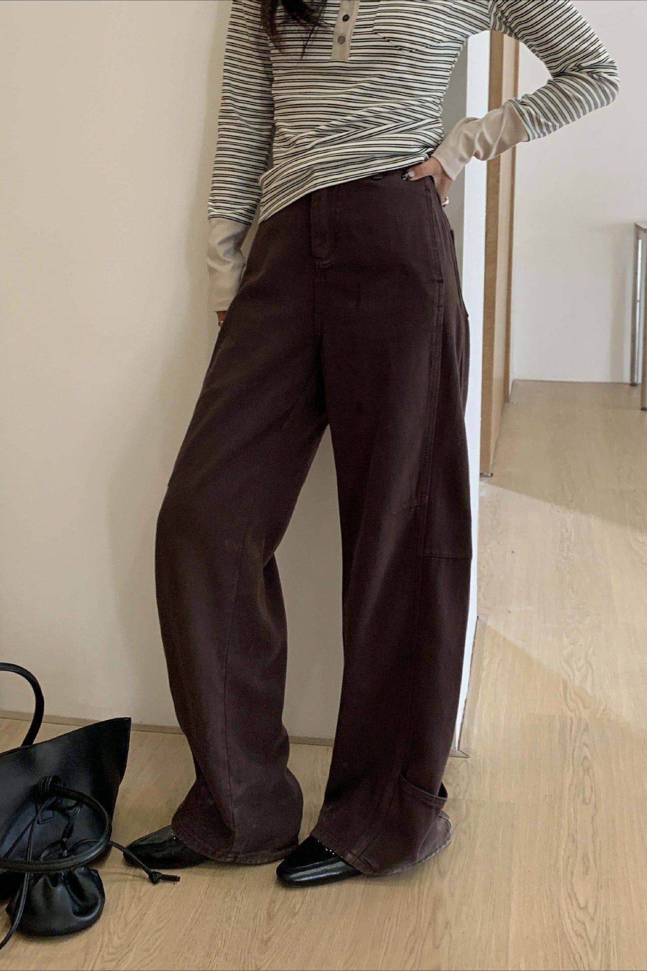 Jeans a vita alta con tasche laterali, gamba larga e sagomata