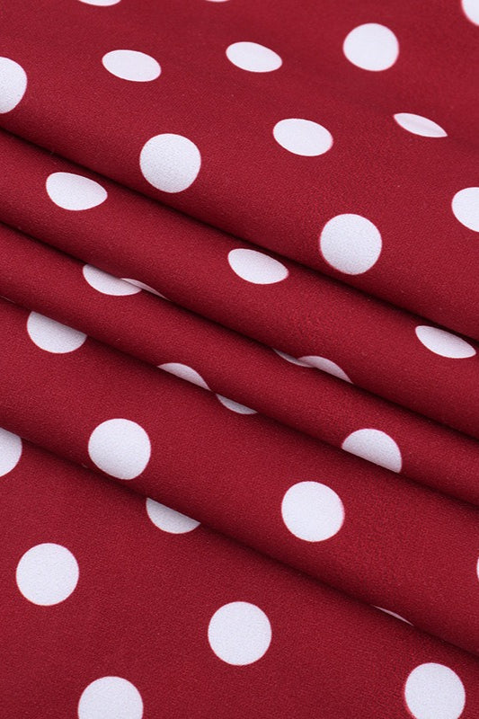 Vestido largo sin espalda con cuello en V y tirantes tipo halter rojo con lunares blancos
