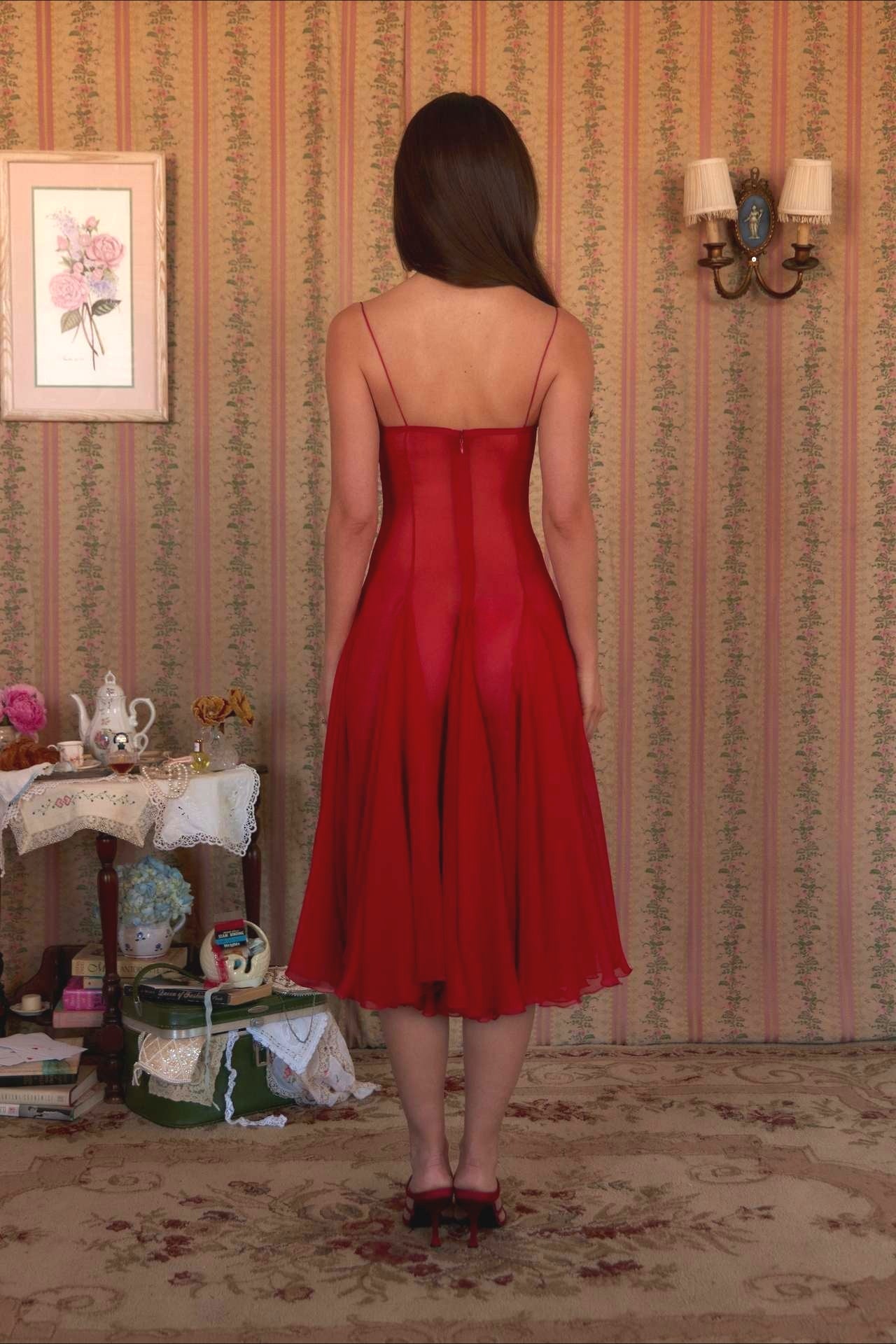 Robe midi romantique à bretelles fines avec décolleté en V profond et fleurs en relief en patchwork 3D