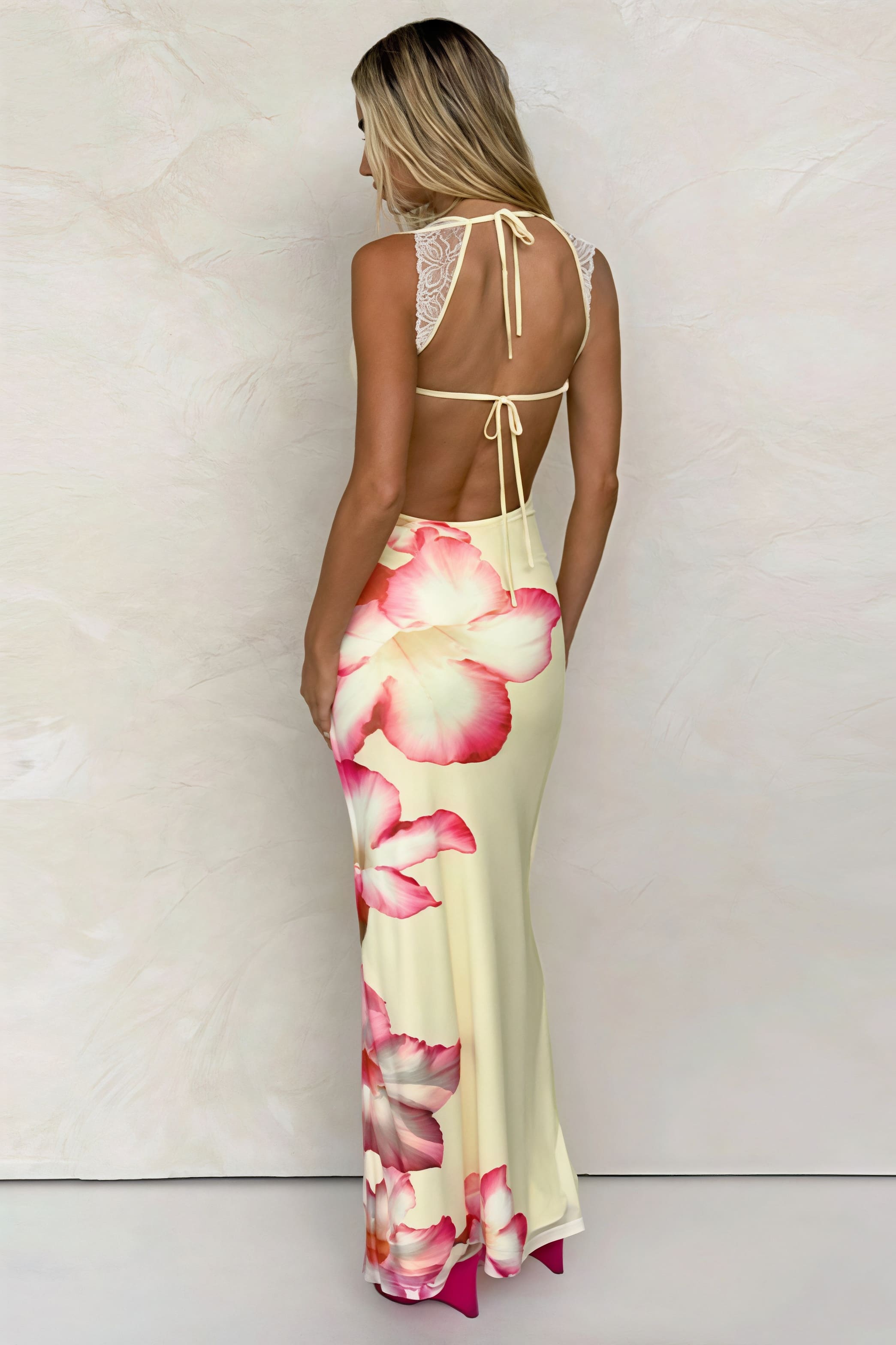 Maxi šaty s květinovým potiskem, krajkovým záplatovým vzorem, odhalenými rameny a otevřenými zády