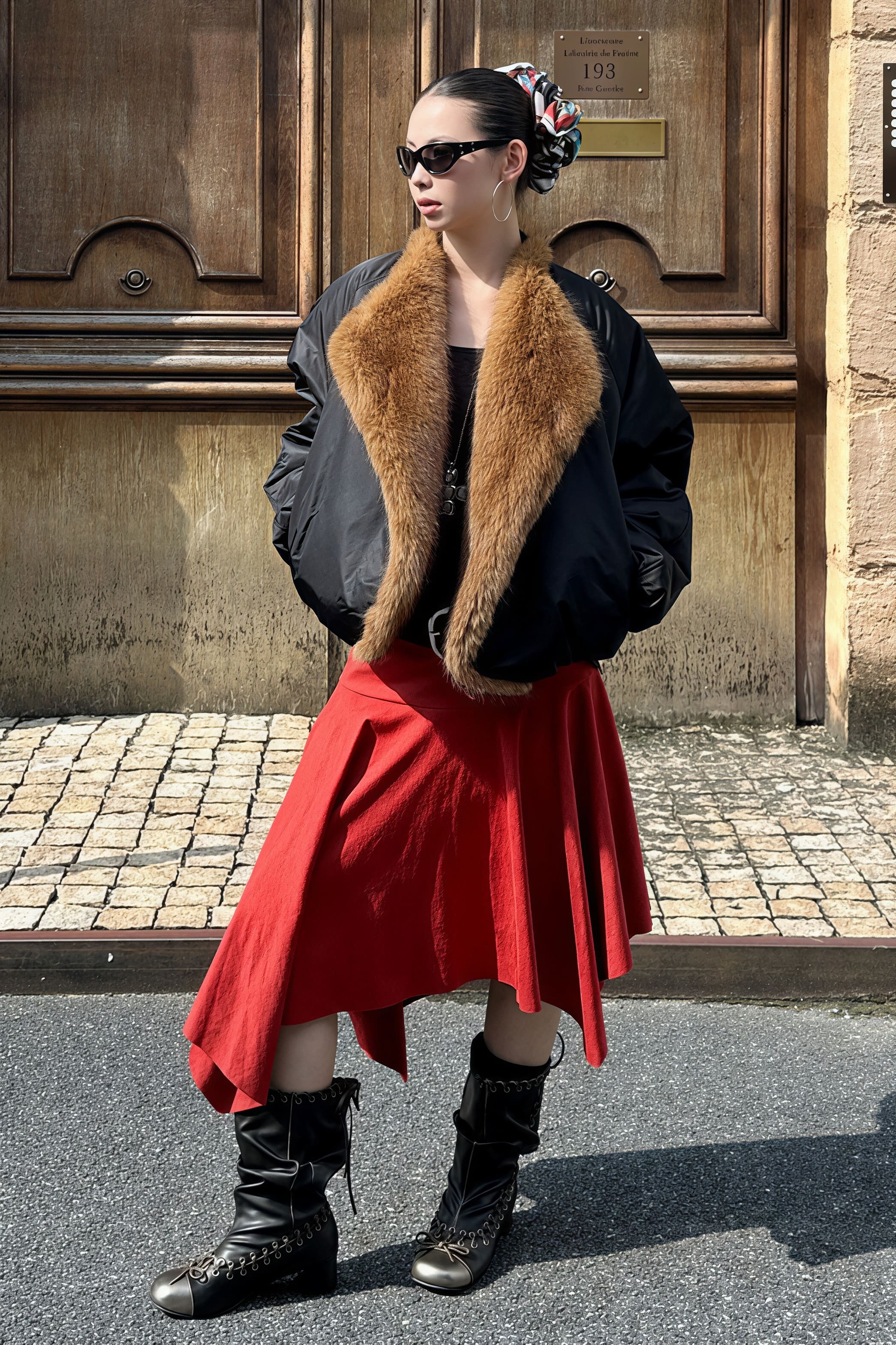 Schicker Wildleder-Rock mit hohem Bund und asymmetrischem Schnitt