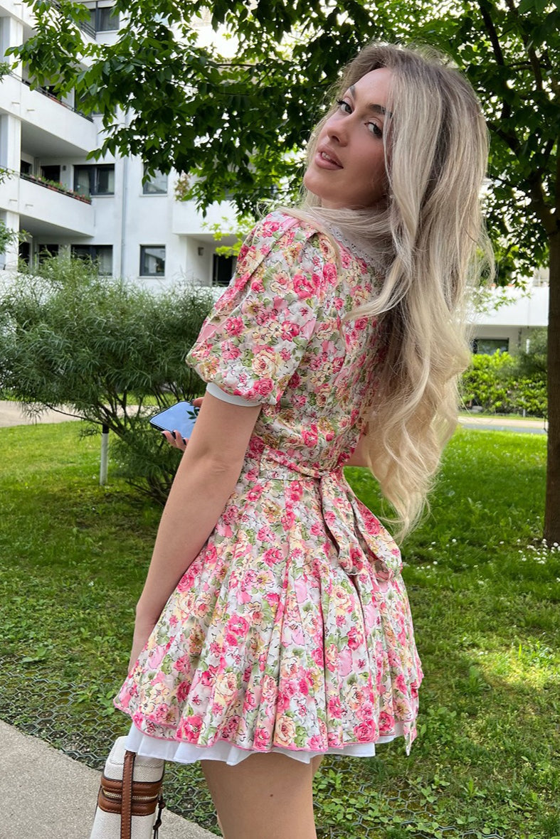Peter-Pan-Kragen Blumiges Kleid mit Puffärmeln und Knöpfen, Mini-Länge