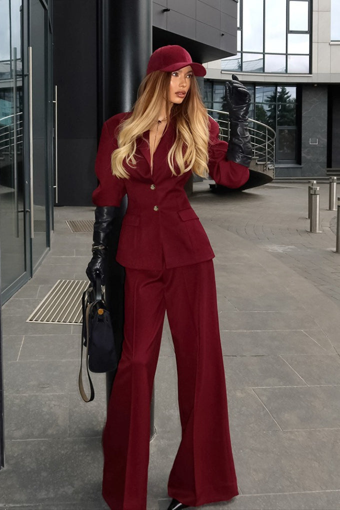 Conjunto de dos piezas con solapa pulida, entallado y con botones, estilo antiguo