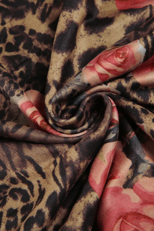 Blusa com Gola Alta e Estampa Contrastante