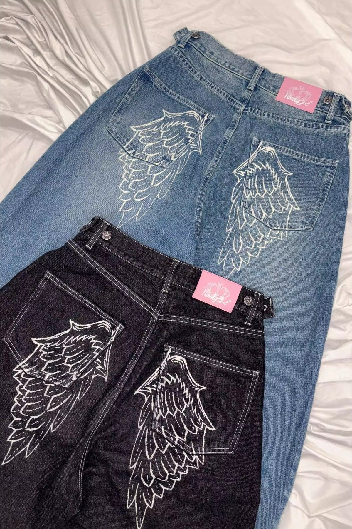 Gerade geschnittene Jeans mit Stickerei und Strasssteinen in Engelsflügelform