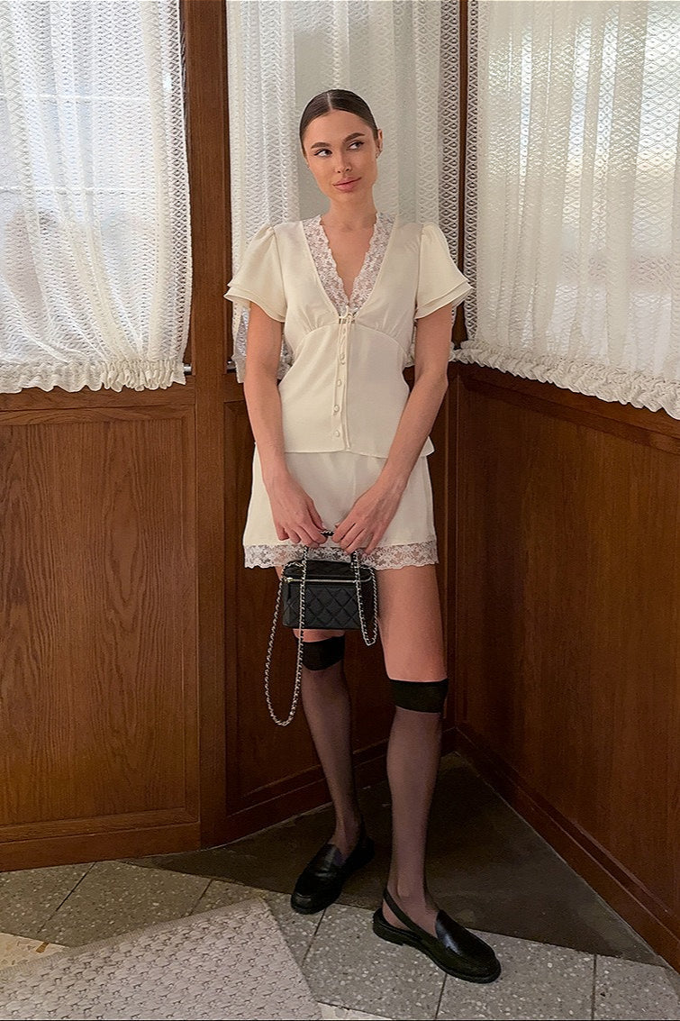 Ensemble jupe à nouer à la taille en dentelle satinée effet soie avec décolleté en V