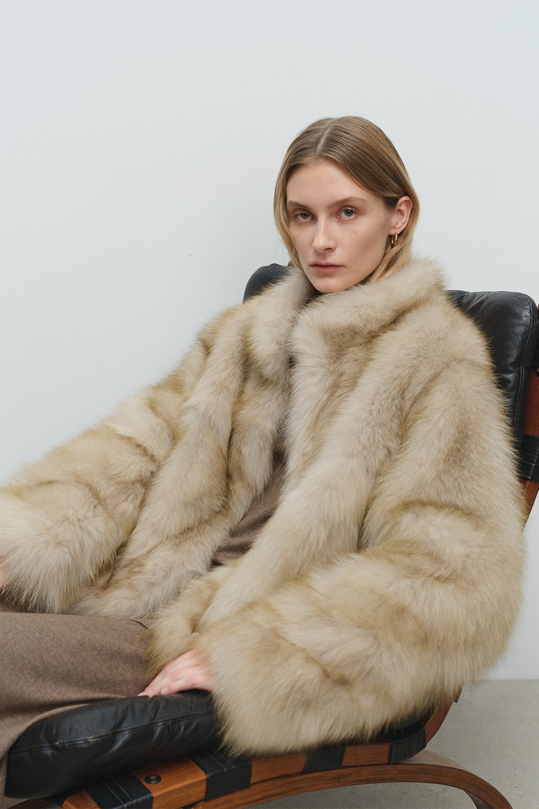 Minimalistischer Mantel mit mittlerer Länge, Kunstpelz und Stehkragen