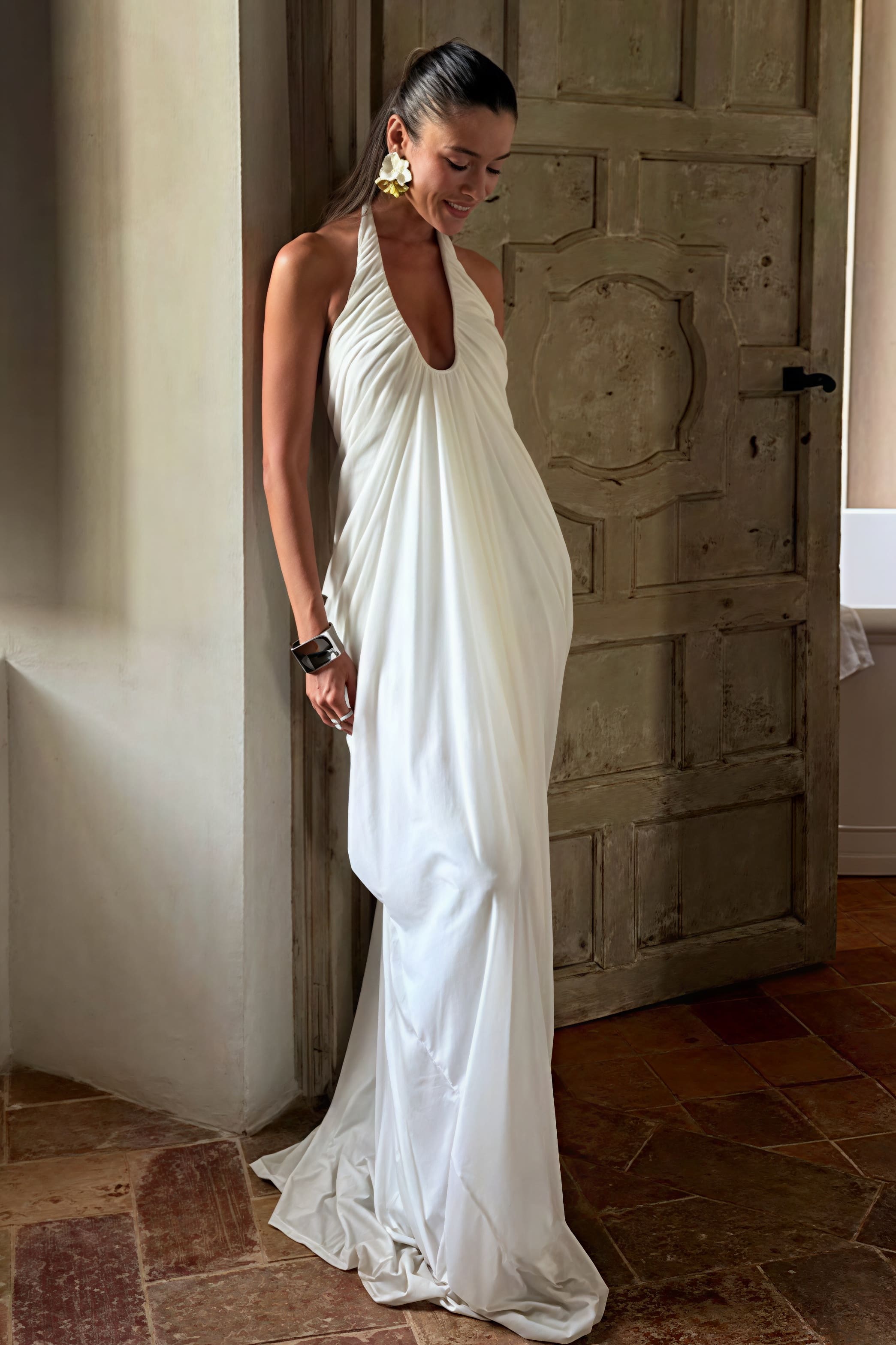 Abito lungo in tulle con scollo a V ampio, volant e collo allacciato al collo