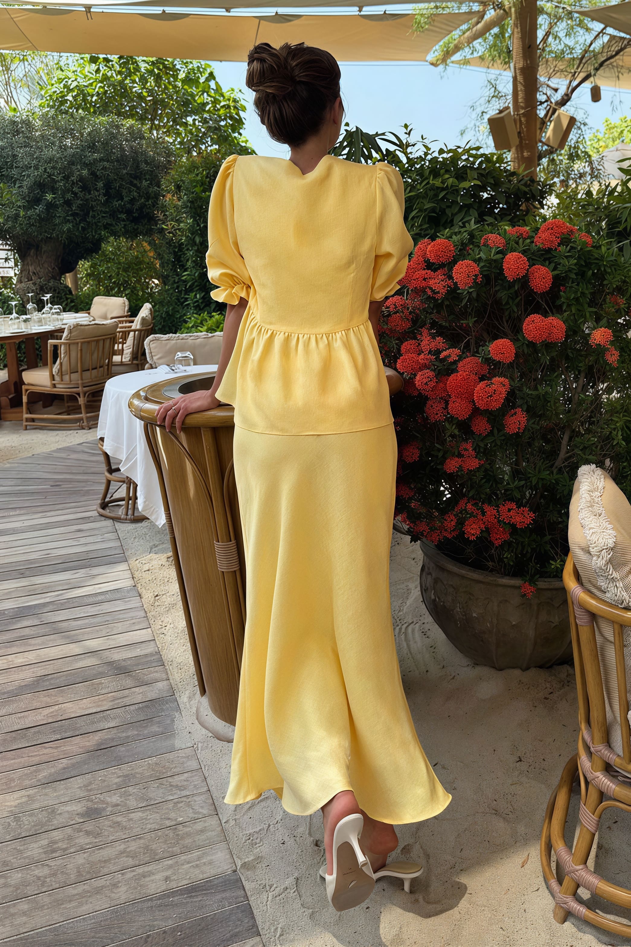 Conjunto informal sólido de blusa con cuello en V y volantes, y falda de manga corta