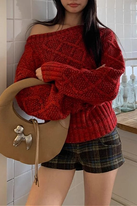 Roter asymmetrischer schulterfreier dicker Zopfmuster-Pullover mit tailliertem Schnitt