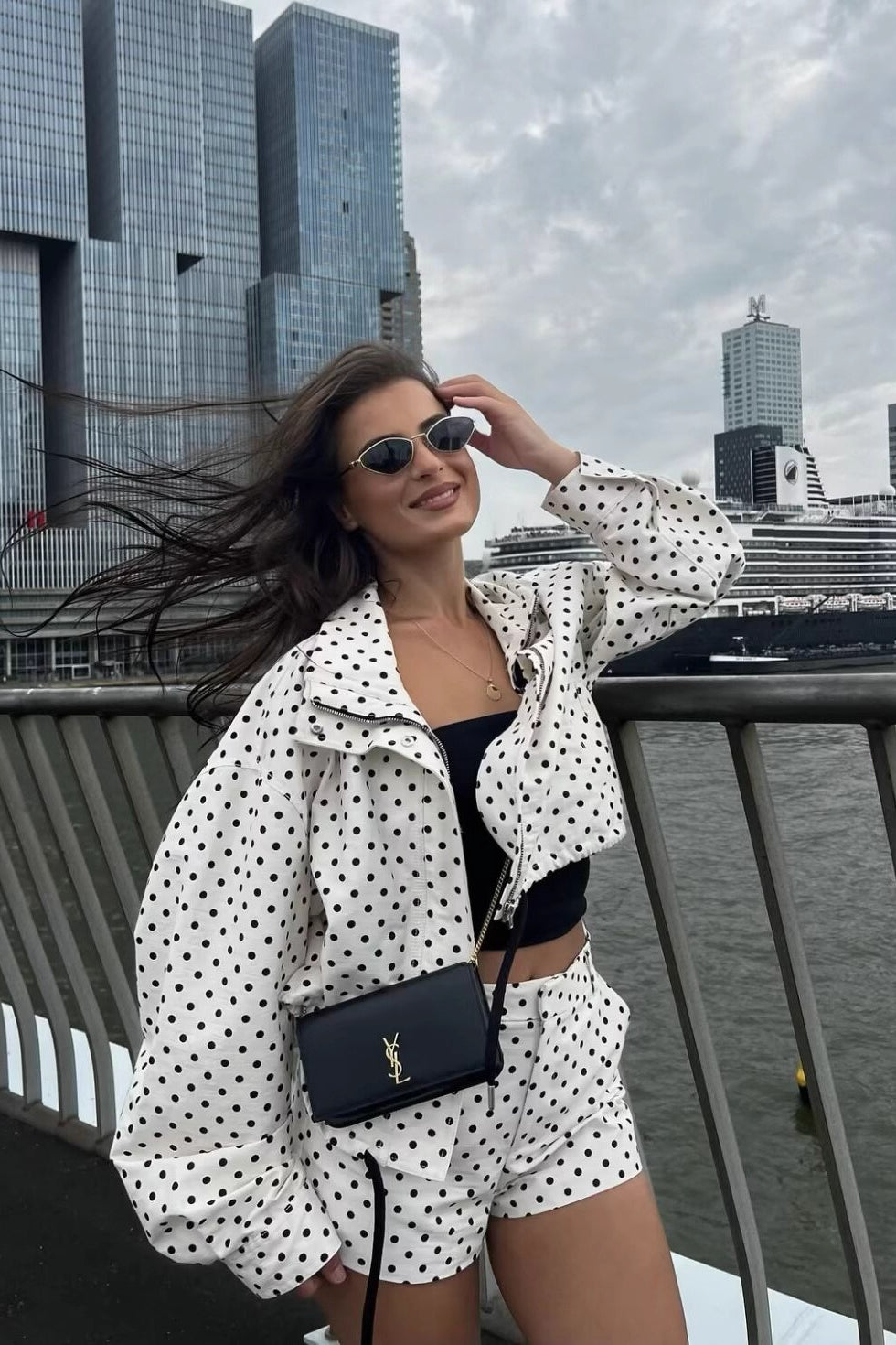 Completo due pezzi con top a sacchetto a pois